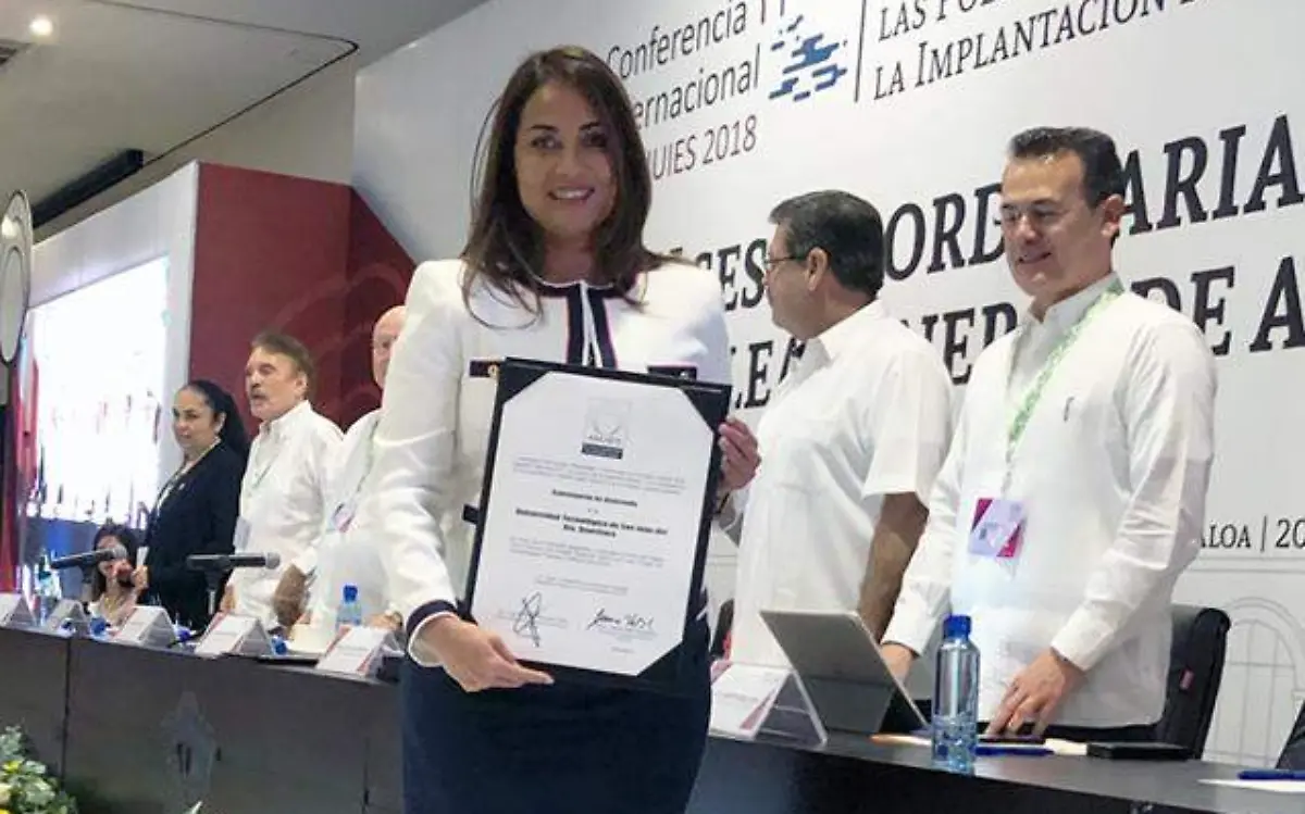 Bibiana Rodríguez Montes, rectora dela UTSJR recibió el reconocimiento tras unirse a la ANUIES.